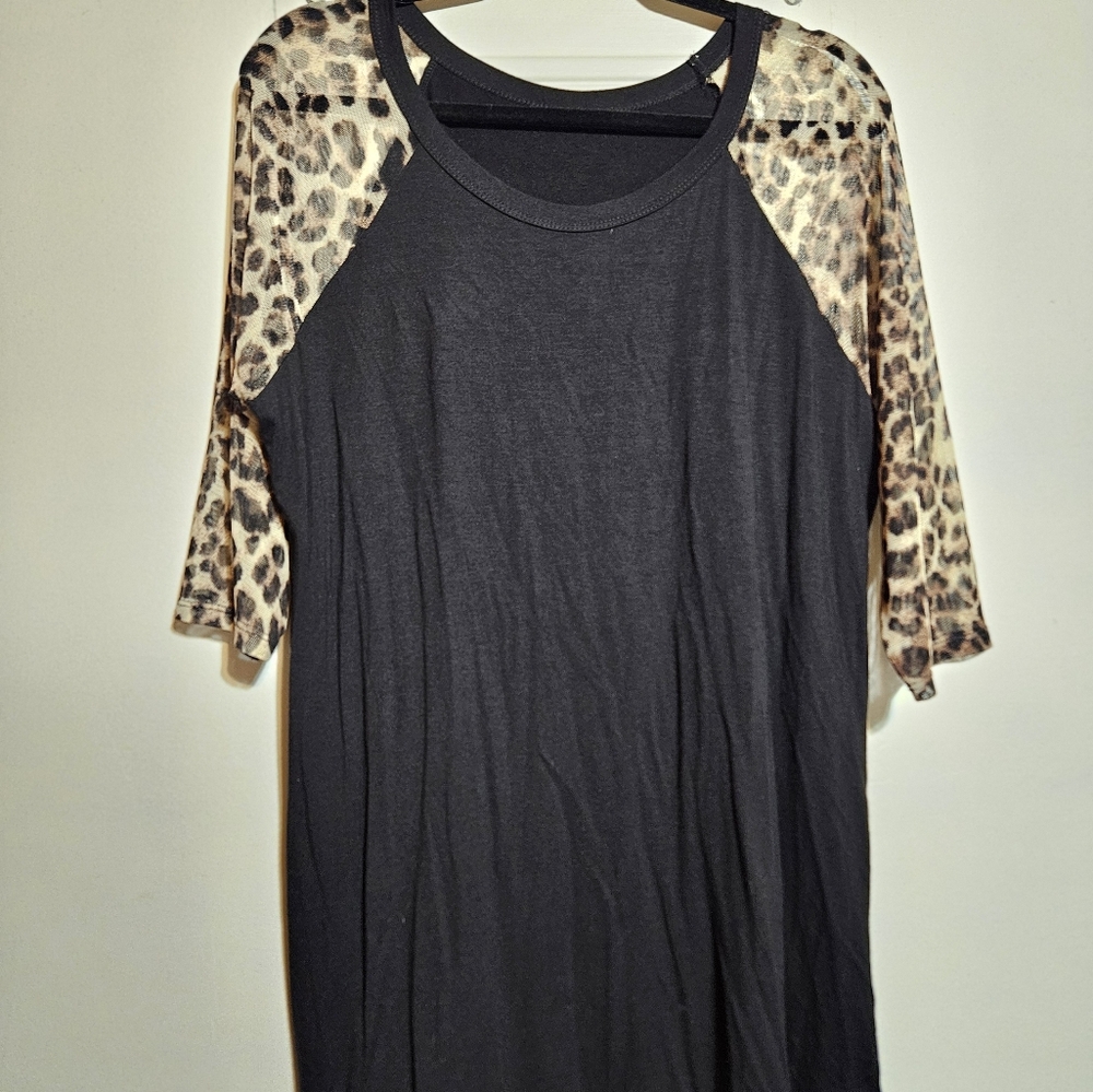 NWOT Leopard Print Lace Sleeve Black Raglan Top size Large